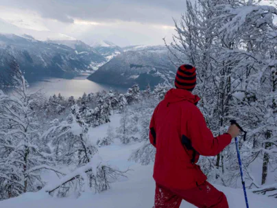 Snowshoe hiking in sognefjord, vinter in Balestrand , Explore Norway