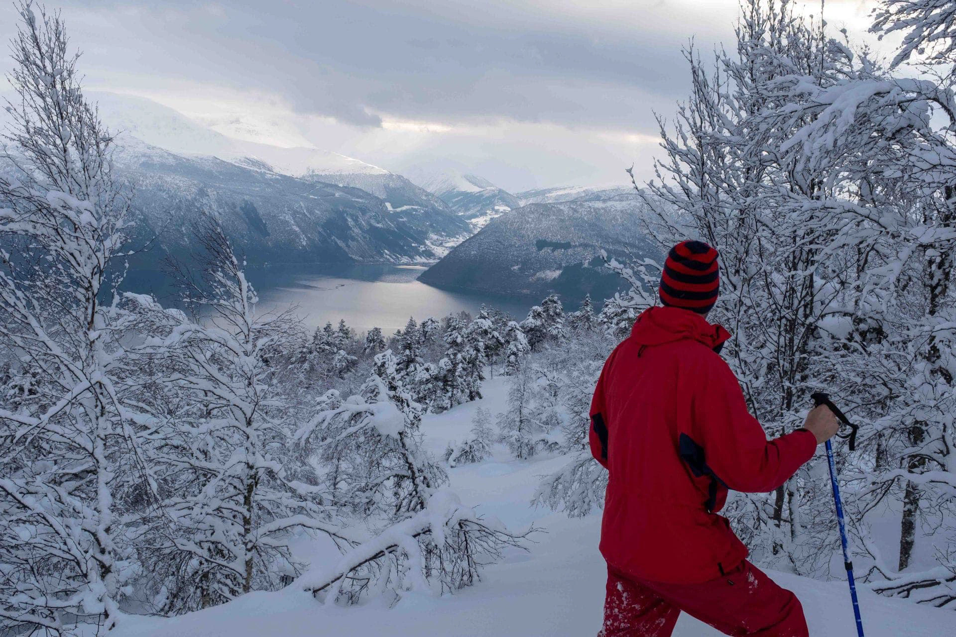 Snowshoe hiking in sognefjord, vinter in Balestrand , Explore Norway