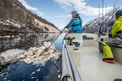 Kaptein Tor og Miss fjords med gjester og foto oppdrag i Fjærlandsfjorden, vinter