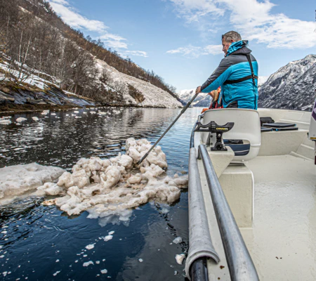 Kaptein Tor og Miss fjords med gjester og foto oppdrag i Fjærlandsfjorden, vinter