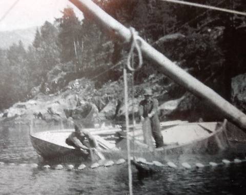 Anders H Balevik (gutt) og Hans Balevik fanger laks på Veganeset i laksnota i Sognefjorden (Laks I Sikte)
