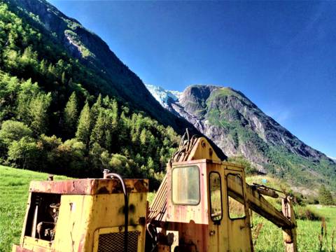Gravemaskin i fjærland, supphelledalen og isbre ,sykkeltur