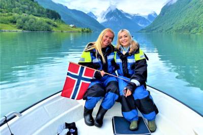 Kaptein Tor og Miss fjords med norske damer på foto oppdrag i Fjærlandsfjorden, juli er fantastisk og grønn fjord