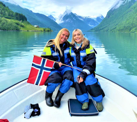 Kaptein Tor og Miss fjords med norske damer på foto oppdrag i Fjærlandsfjorden, juli er fantastisk og grønn fjord